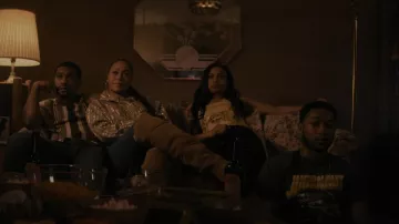 Bottes Ugg Knee High Ugg portées par Dom (La La Anthony) comme on le voit dans The Chi (S04E01)