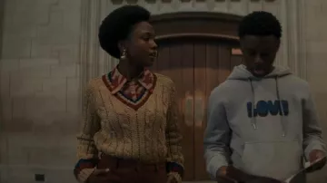 Gucci Metallic Lurex Cable Knit Sweater usado por Jemma (Judae'a Brown) como se ve en The Chi (S04E02)