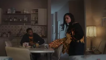Dolls Kill Raise Hell Sweater Skirt Set porté par Tiffany (Hannaha Hall) comme on le voit dans The Chi (S04E02)