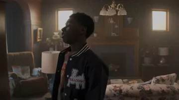 Supreme Bulldogs Varsity Jacket porté par Kevin Williams (Alex R. Hibbert) comme on le voit dans The Chi (S04E02)