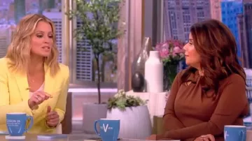 Giorgio Armani Cutout Milano Jersey Vestido usado por Ana Navarro como se ve en The View el 4 de agosto de 2023
