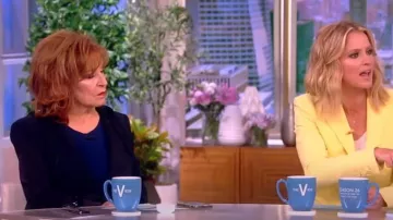 Cinq a sept Khloe Sequin Chaqueta con capucha usada por Joy Behar como se ve en The View el 4 de agosto de 2023