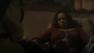 Shein Rhinestone Chain Lace Up Crop Top usado por Jemma St. John (Judae'a) como se ve en The Chi (S04E03)