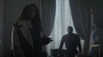 ASOS Design Hybrid Leather Look Belted Coat en camel/negro usado por Tracy Roxboro (Tai Davis) como se ve en The Chi (S04E03)