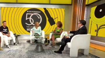 Blazer de lino de afeitar de trapo y hueso usado por Natalie Morales como se ve en CBS Mornings el 2 de agosto de 2023