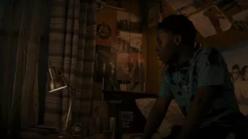 40s & Shorties Mens General Tie Dye T-Shirt Blue usada por Kevin Williams (Alex R. Hibbert) como se ve en The Chi (S04E03)
