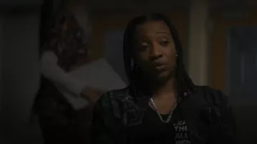 Satisfacer la camiseta sin mangas negra 'Leave Them All Behind' usada por Dre (Miriam A. Hyman) como se ve en The Chi (S04E04)