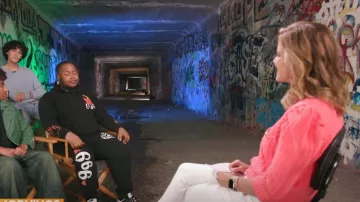 L'Agence Delilah Cardigan en Coral Rose usado por Natalie Morales como se ve en CBS Mornings el 2 de agosto de 2023