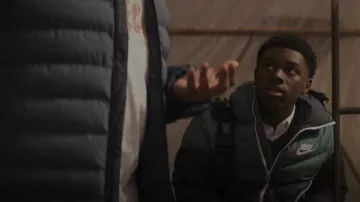 Chaqueta Nike NSW Down Fill Windrunner usada por Kevin Williams (Alex R. Hibbert) como se ve en The Chi (S04E04)
