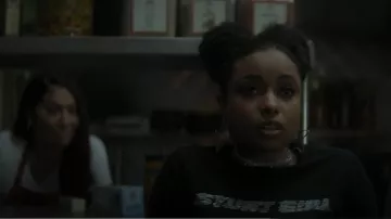 Marc Jacobs Black Heaven par Marc Jacobs 'Stunt Girl' T-Shirt pour bébé porté par Tiffany (Hannaha Hall) vu dans The Chi (S04E06)