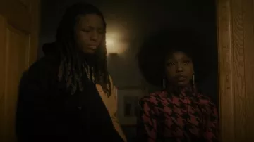 Elzinga Neck-Tie Houndstooth-Jacquard Mini vestido usado por Jemma St. John (Judae'a) como se ve en The Chi (S04E06)