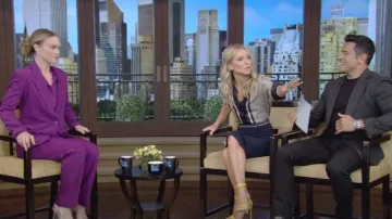 Camisa de sarga de seda impresa Chloe usada por Kelly Ripa como se ve en VIVO con Kelly y Mark el 1 de agosto de 2023