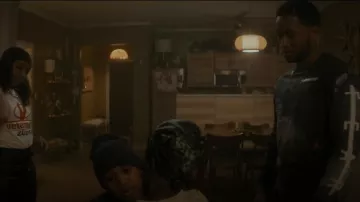 Air Jordan Long Sleeve Fearless Tee usada por Emmett Washington (Jacob Latimore) como se ve en The Chi (S04E06)
