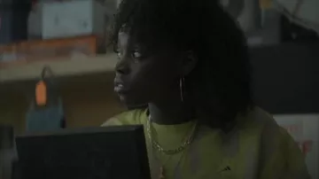 Sudadera Adidas Stella McCartney en amarillo ácido usada por Kiesha Williams (Birgundi Baker) como se ve en The Chi (S04E06)