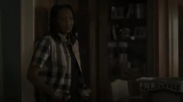 Camisa de manga corta de Burberry Thames Off Button-Down usada por Dre (Miriam A. Hyman) como se ve en The Chi (S04E07)