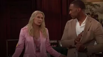 Ted Baker Nethiia Top porté par Brooke Logan (Katherine Kelly Lang) comme vu dans The Bold and the Beautiful le 31 juillet 2023