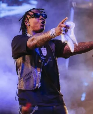 Chaleco motero de cuero negro Chrome Hearts usado por Moneybagg Yo en la cuenta de Instagram @moneybaggyo