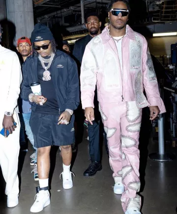 ¿Quién decide la guerra Pantalones amalgamados de cuero rosa usados por Future en la cuenta de Instagram de @plutohendrixxvault