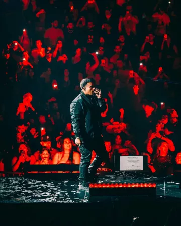 Lanvin Dark Grey Curb Sneakers portées par Jesus Ortiz-paz sur le compte Instagram @jesusortizpazfr