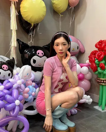 Andersson Bell Cotton Candy Stretch Crinkle Mini Skirt portée par Taeyeon sur son Instagram le 6 août 2023