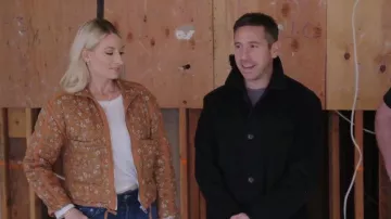 Blank NYC Patch It Up Bombardero floral usado por Natalie como se ve en Christina on the Coast (S05E10)