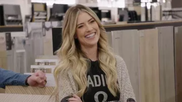 Camiseta Dior J'adior 8 usada por Christina El Moussa vista en Christina on the Coast (S05E10)