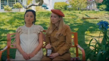 Nili Lotan Chaqueta de sarga con mezcla de algodón en whisky usada por Hannah (Anna Konkle) como se ve en The Afterparty (S02E04)