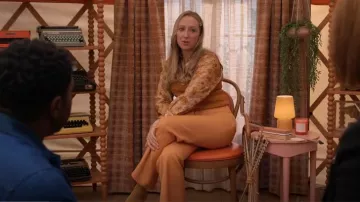 Pantalon décontracté Sandro porté par Hannah (Anna Konkle) vu dans The Afterparty (S02E04)