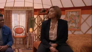 L'Agence Holly Blusa de manga larga en cadenas tonales de cuarzo y moca ligera usadas por el detective Danner (Tiffany Haddish) como se ve en The Afterparty (S02E04)