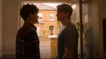 Nike Drifit Miler Tee usada por Nick Nelson (Kit Connor) como se ve en Heartstopper (S02E01)