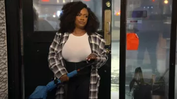 Boohoo Contrast Flannel Wool Look Coat usado por Kandi Burruss como se ve en The Real Housewives of Atlanta (S15E13)