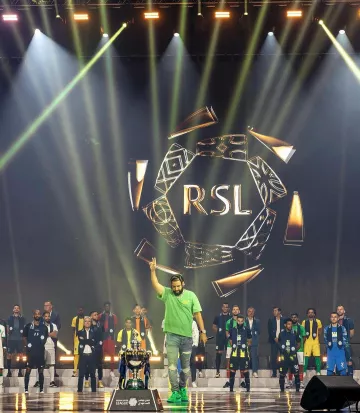 Camiseta con logotipo verde desvanecido del Departamento de la Galería usada por French Montana en su cuenta de Instagram @frenchmontana