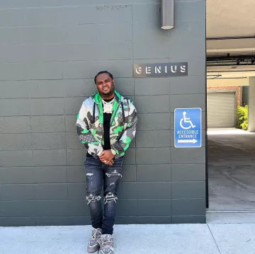 Louis Vuitton Grey & Green Face Patchwork Jacket porté par Tee Grizzley sur son compte Instagram @teegrizzley