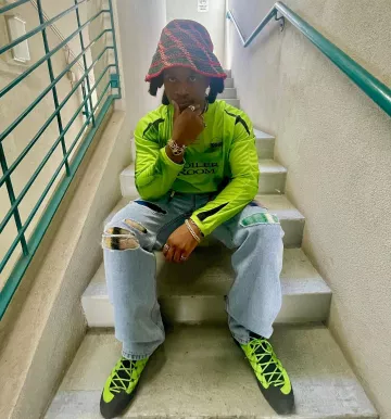 Umbro x Boiler Room Neon Green Soccer Jersey usado por Denzel Curry en su cuenta de Instagram @denzelcurryph