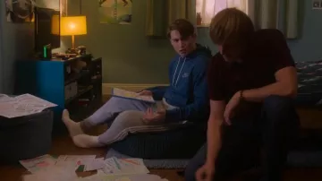 Sudadera con capucha Nike Revival Fleece en azul Marina usada por Nick Nelson (Kit Connor) como se ve en Heartstopper (S02E02)