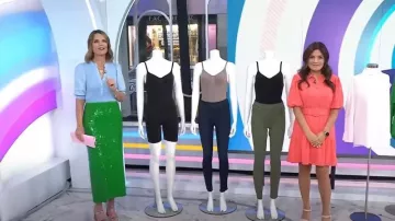 Veronica Beard Coralee Top in Lake Blue porté par Savannah Guthrie tel que vu dans Aujourd’hui le 7 août 2023