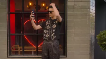 Camisa Revere relajada de Asos Design en transparente con bordado brillante usada por Tao Xu (William Gao) como se ve en Heartstopper (S02E03)