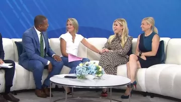 Akris Punto Robe décalée sans manches colorée portée par Elisa Port comme vu dans Aujourd’hui le 7 août 2023