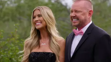 Collier avec logo Barbie Script porté par Christina Hall dans Barbie Dreamhouse Challenge (S01E04)