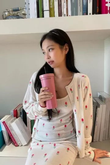 Starbucks X Blackpink Gradient Texa Tumbler utilizado por Jennie Kim en su Instagram el 7 de agosto de 2023