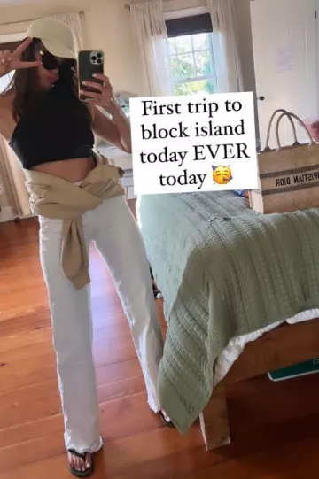 Dior Medium Book Tote porté par Olivia Culpo sur sa story Instagram le 7 août 2023