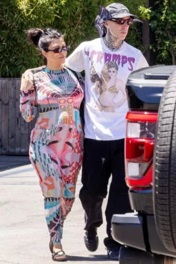 Vestido de manga larga de malla de verano Skims usado por Kourtney Kardashian en Calabasas el 6 de agosto de 2023
