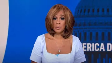 J. crew Vestido de funda de cuello cuadrado usado por Gayle King como se ve en CBS Mornings el 8 de agosto de 2023