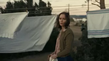 Montre Lady Hamilton A-2 portée par Kitty Oppenheimer (Emily Blunt) vue dans Oppenheimer