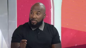 Boss Cotton Jersey Pol Shirt con cuello Houndstooth usado por Jeezy como se ve en Today el 9 de agosto de 2023