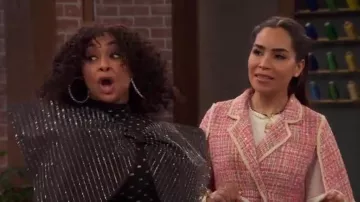Manteau de laine Zcrave Tweed porté par Nikki (Juliana Joel) vu dans Raven’s Home (S06E14)