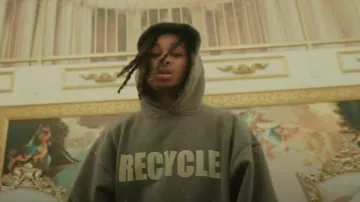 Sudadera con capucha negra de reciclaje usada por DDG en Rizz (Video musical oficial)