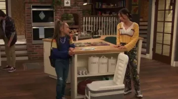 Mother The Print­ed High-Waist­ed Jeans worn by Ivy (Emmy Liu-wang) as seen in Raven's Home (S06E14)