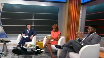 Nora Gardner Shira Vestido en coral usado por Gayle King como se ve en CBS Mornings el 9 de agosto de 2023