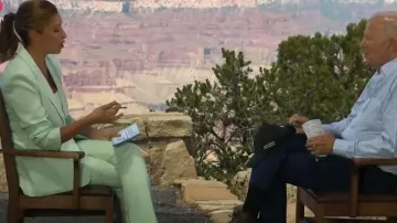 Cinq un blazer Sept Cheyenne usado por Stephanie Abrams como se ve en CBS Mornings el 9 de agosto de 2023